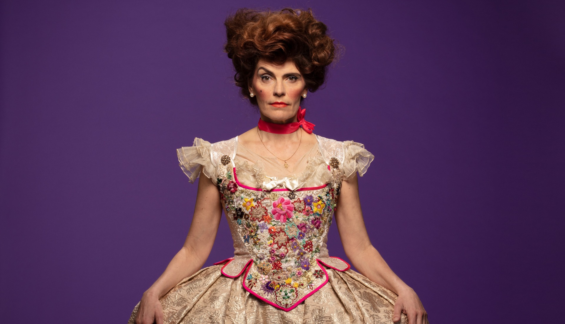Foto: Magnus Länje av skådespelare Alexandra Zetterberg Ehn. Verk: Queen, Kostymdesign Nina Sandström. Bild från Textilmuseet i Borås.